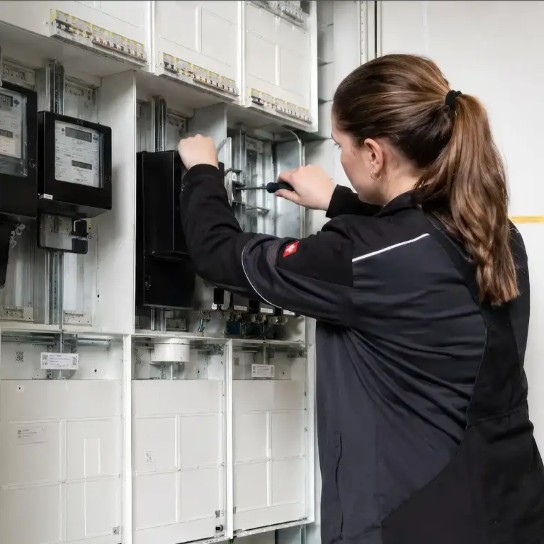 House installation engineer